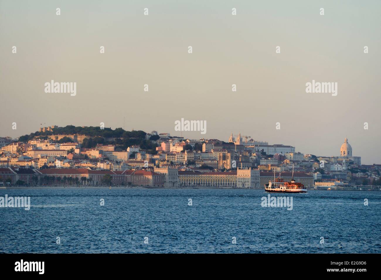 Portugal-Lissabon-Fähre über den Fluss Tejo (Rio Tejo) und der Altstadt im Hintergrund Stockfoto