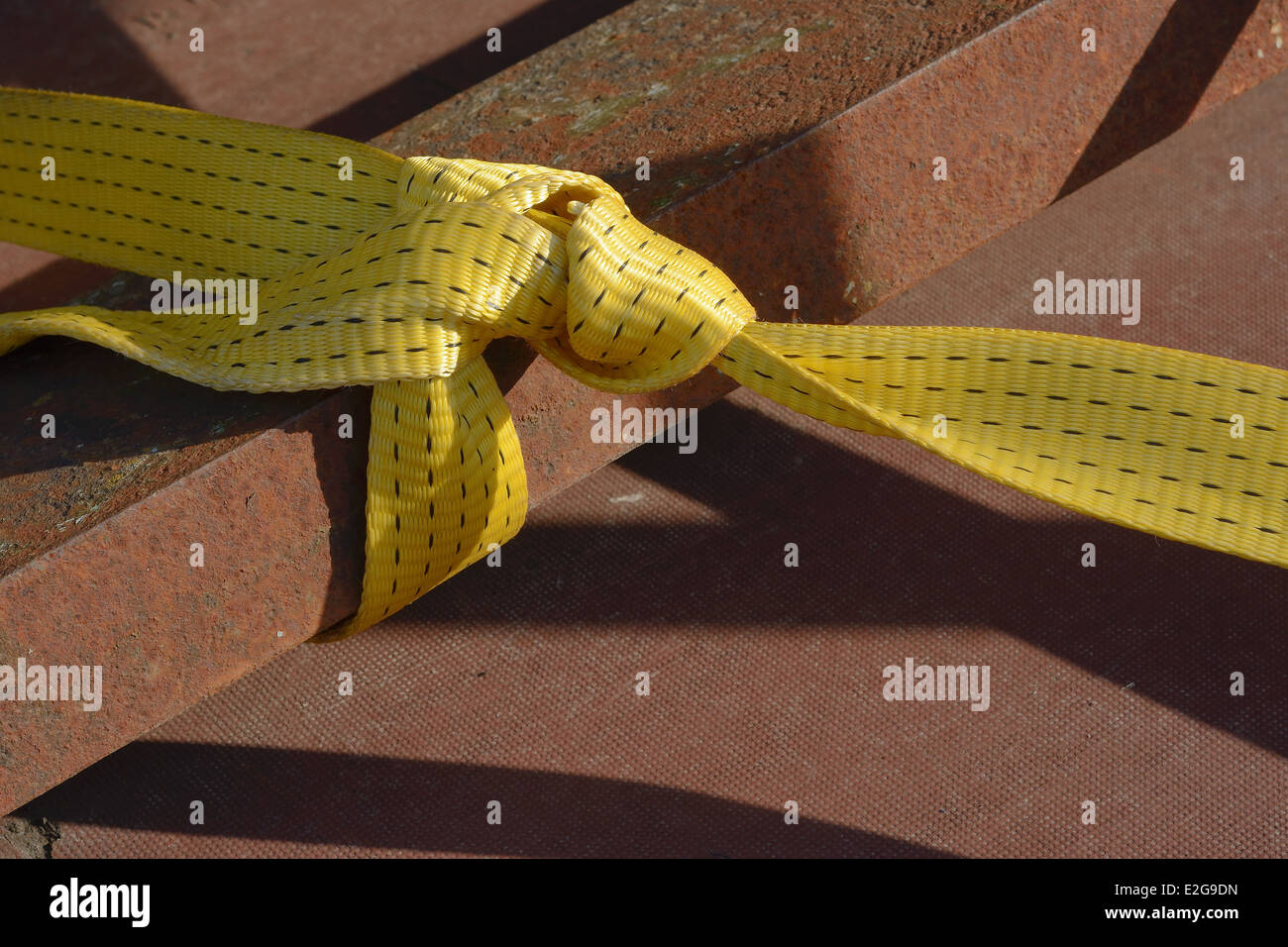 Gelbe industrielle Riemen für Schutz und Sicherheit auf Metall Stockfoto