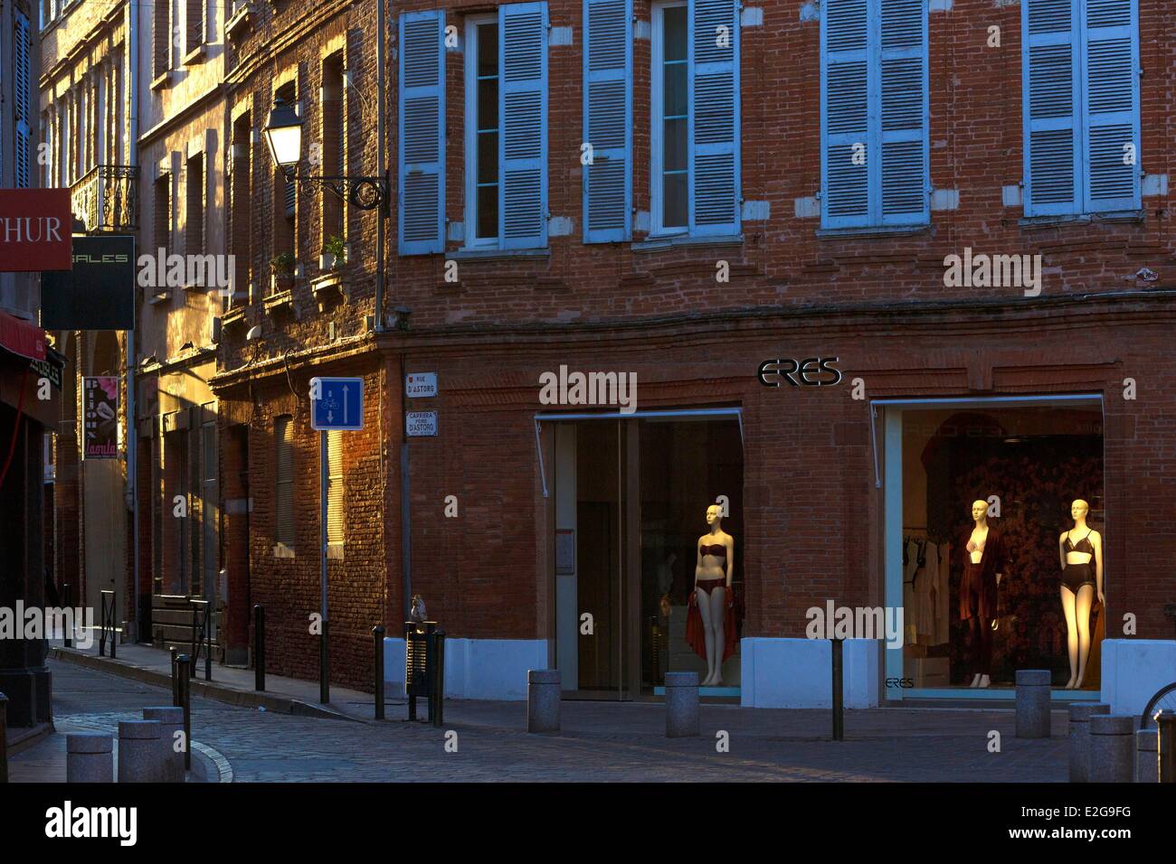 Frankreich Haute Garonne Toulouse horizontale Ansicht von einem Modegeschäft am Fuße des ein Backsteingebäude in einer Fußgängerzone von Stockfoto