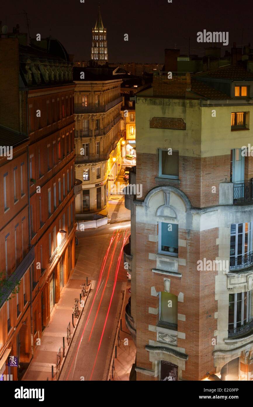 Frankreich Haute Garonne Toulouse Du Verkauf street downtown vertikale Nachtansicht von Haussmann-Stil Gebäude der Glockenturm des die Stockfoto