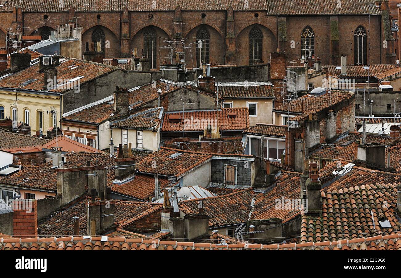 Frankreich Haute Garonne Toulouse Rue Deville Augustins Bezirk Innenstadt Dächer der alten Backsteingebäude Stockfoto