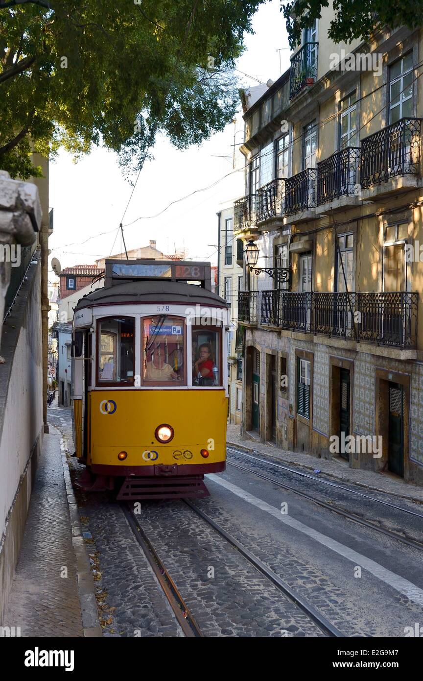 Portugal Lissabon Alfama Viertel Straßenbahn (Electricos) in der Straße Voz Do Operario Stockfoto