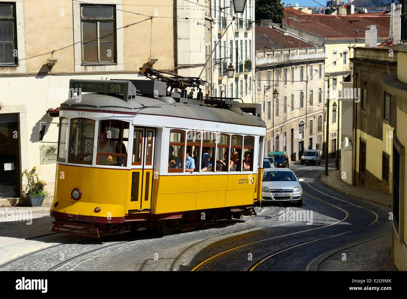 Portugal Lissabon Chiado Bezirk (Electricos) Straßenbahnlinie 28 in der Abfahrt von der Rua Cordon Stockfoto