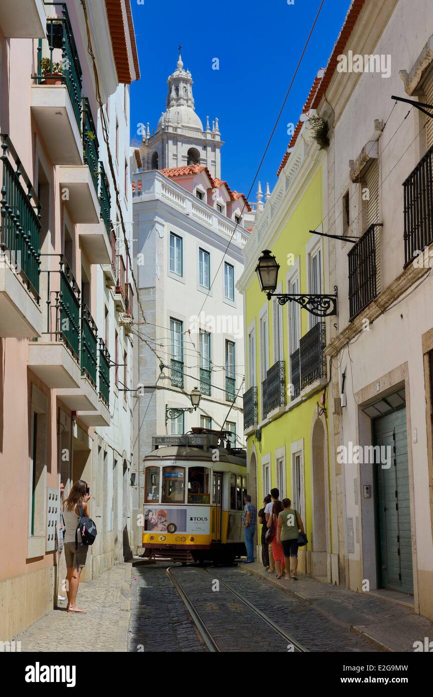 Portugal Lissabon Alfama Viertel Straßenbahn (Electricos) entlang der Rua Das Escolas Gerais mit Turm von Sao Vicente de Fora Kirche Stockfoto