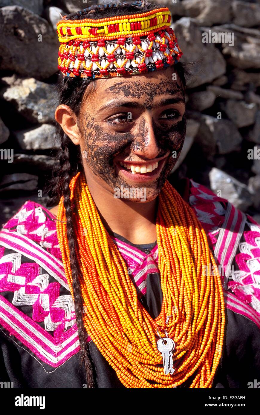 Pakistan Khyber Pakhtunkhwa Kalash Täler Bumburet Tal Kalash Frau ihr Gesicht  vor der Kälte zu schützen, durch eine Maske gemacht von Stockfotografie -  Alamy