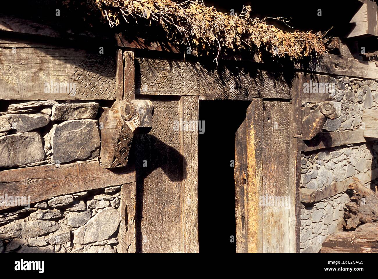 Pakistan Khyber Pakhtunkhwa Kalash Täler Bumburet Tal Brun Dorf Eingangstür zum Heiligtum der Göttin Jestak Stockfoto