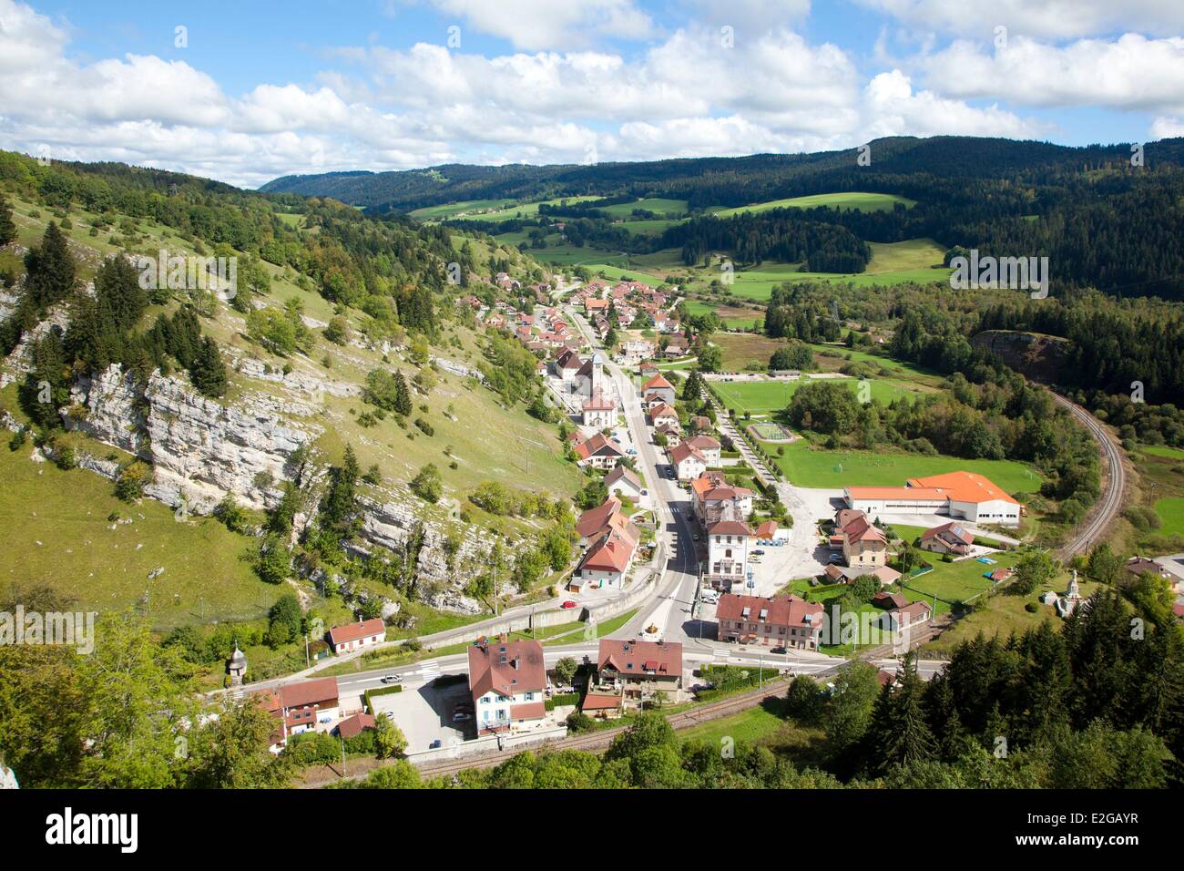 Frankreich Doubs La Cluses et Mijoux das Dorf von der Burg Joux gesehen Stockfoto