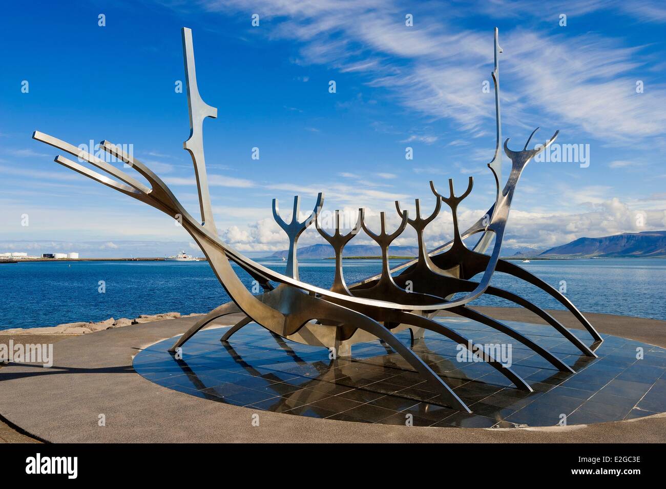 Island-Reykjavik The Solfar oder Sun Voyager ist eine Metallskulptur Baujahr 1971 durch Jon Gunnar Arnasonndais vertreten ein Stockfoto