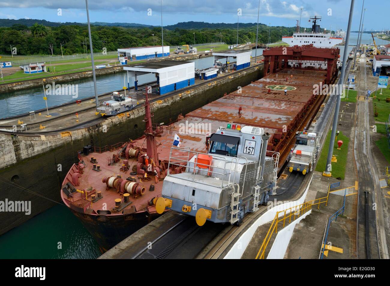 Panama Doppelpunkt Provinz Panama-Kanal Gatun sperrt mechanische Maultiere oder elektrische Lokomotiven, die Führung einer Panamax-Ladung zwischen Schloss Wände Stockfoto