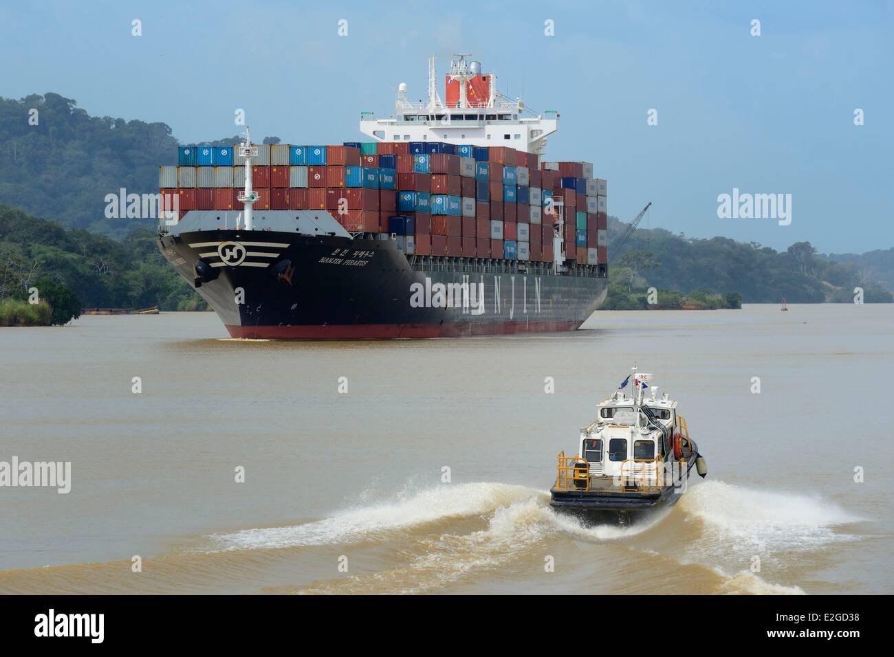Panama-Panama-Kanal im Gamboa Koreanisch Panamax Behälter Ladung und Pilote boat Stockfoto