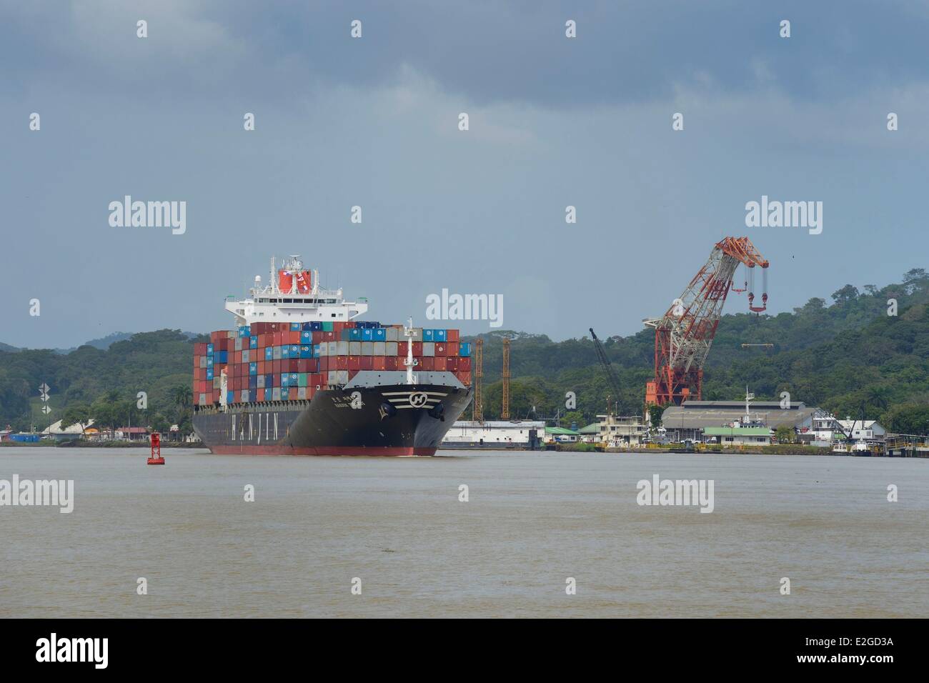 Panama-Panama-Kanal bei Gamboa Koreanisch Panamax Fracht Titan Containerkran gebaut von Nazi-Deutschland im Hintergrund Stockfoto