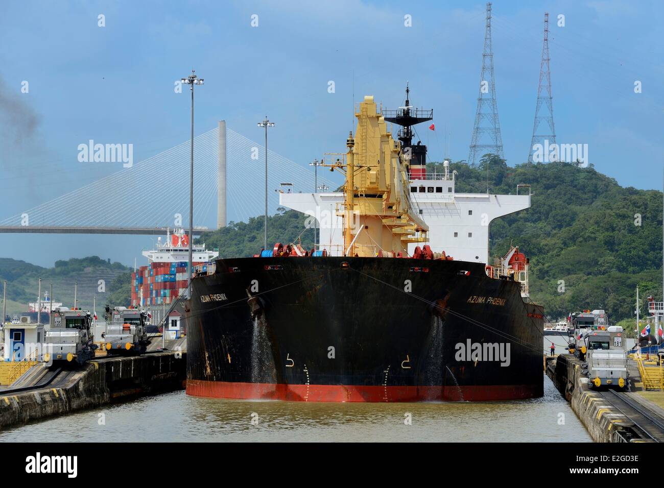 Panama Panama-Kanal Pedro Miguel sperrt mechanische Maultiere oder elektrische Lokomotiven, die Führung einer Panamax-Ladung zwischen Schloss Wände Stockfoto