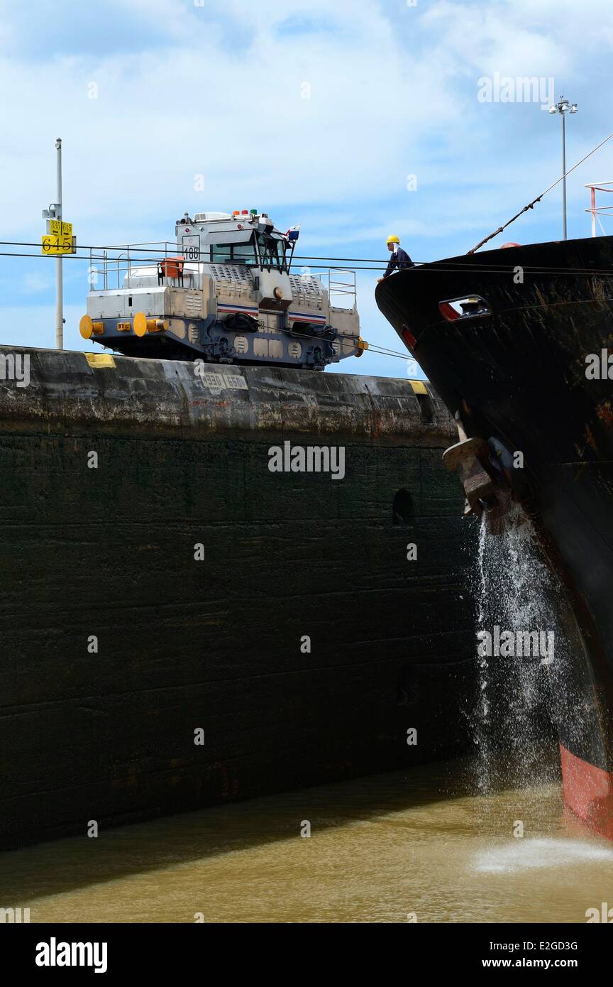 Panama Panama-Kanal Pedro Miguel sperrt mechanische Maultiere oder elektrische Lokomotiven, die Führung einer Panamax-Ladung zwischen Schloss Wände Stockfoto