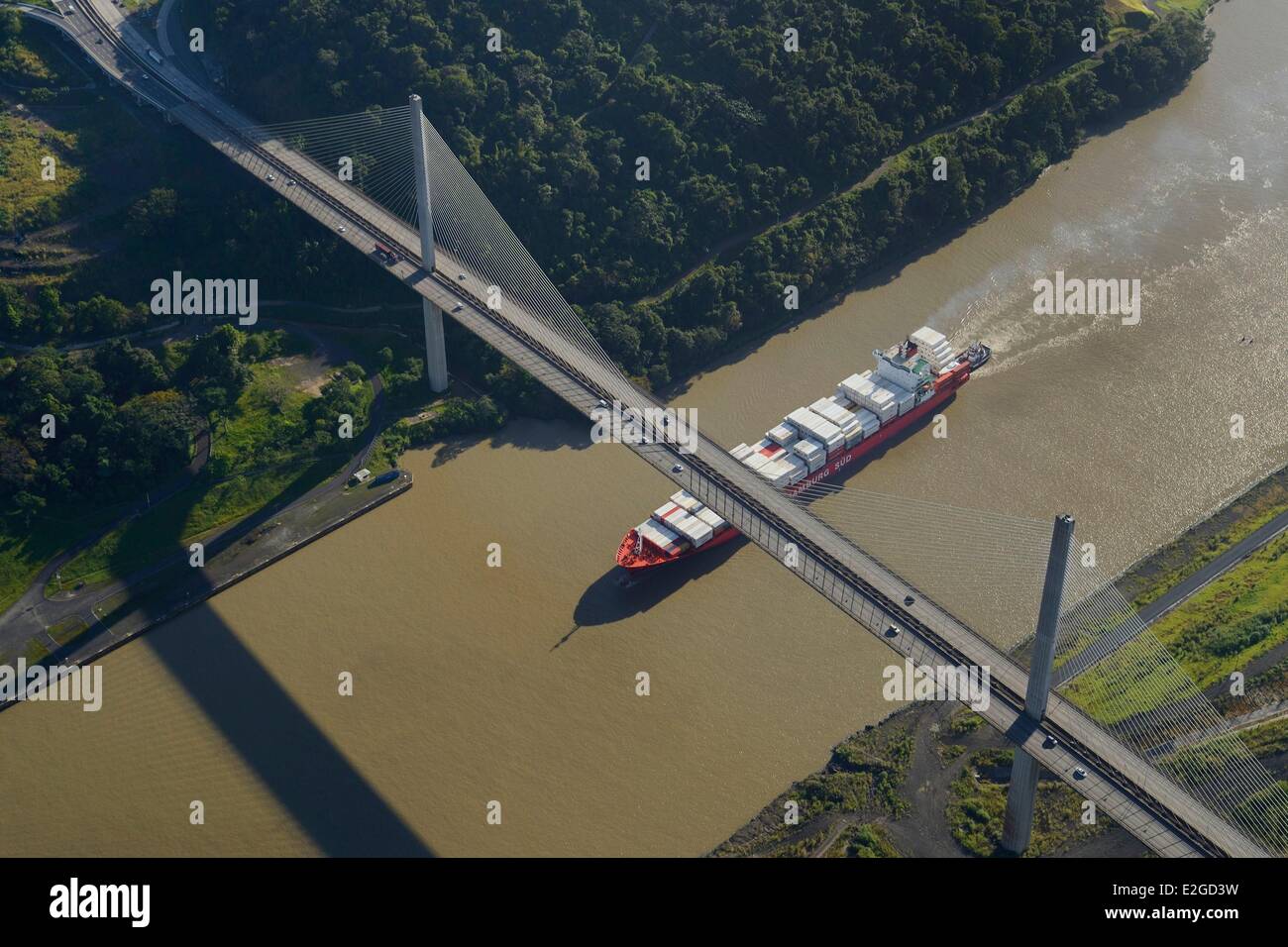 Panama-Panama-Kanal ein Panamax-Containerladung und Centennal Brücke (Puente Centenario) spanning Canal (Luftbild) Stockfoto