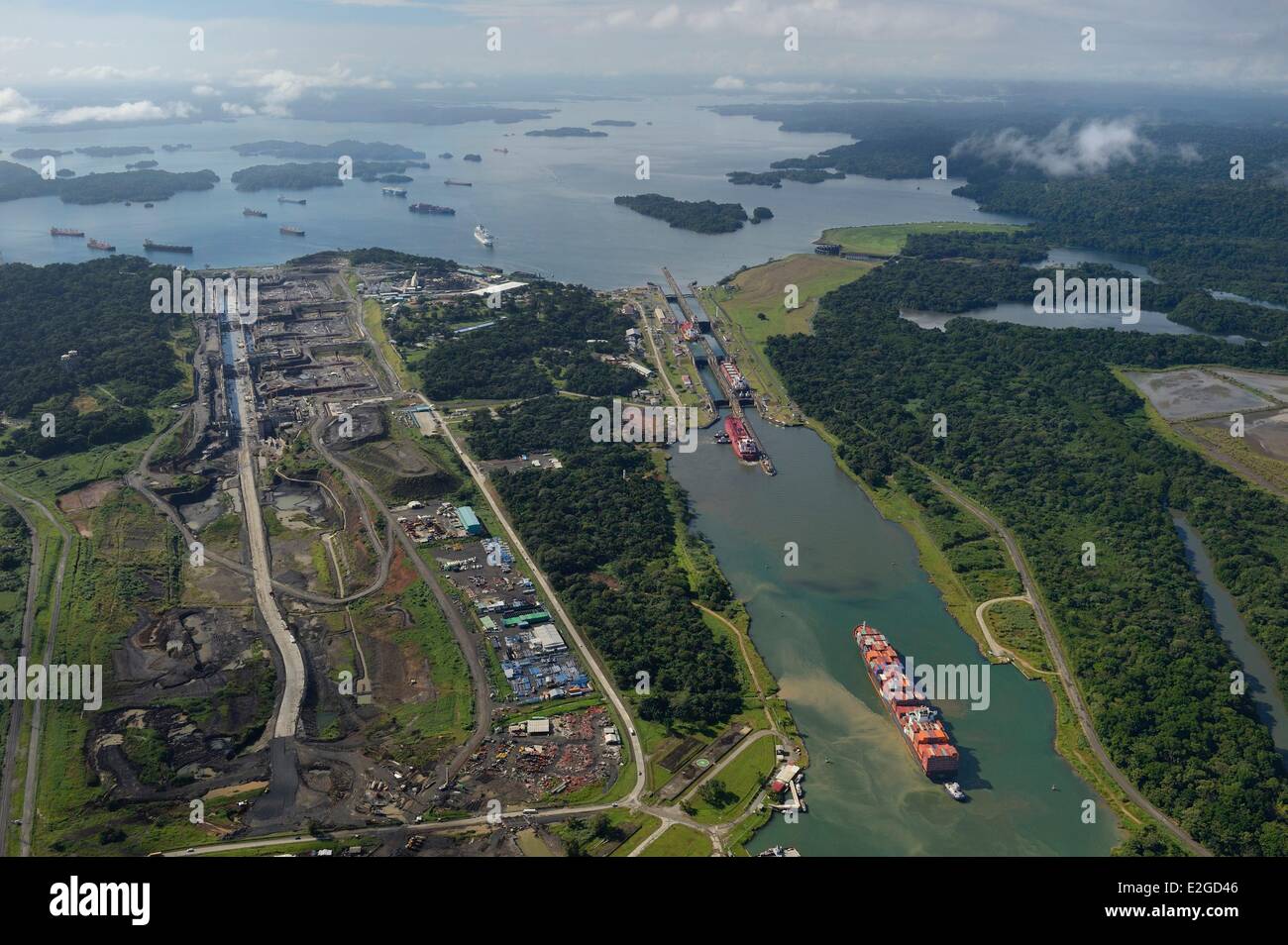 Panama Doppelpunkt Provinz Panama-Kanal Panamax Fracht vorbei Gatun Schleusen Bau neuer Schleusen auf linken Seite und Gatun See im Hintergrund (Luftbild) Stockfoto