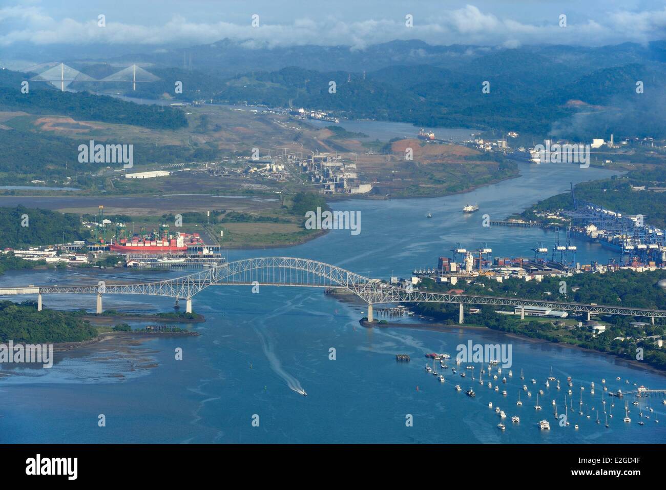Panama Panama City Bridge of Americas (Puente de Las Americas) über Panamakanal Zufahrtskanal am Pazifik Seite Miraflores Schleusen im Hintergrund (Luftbild) Stockfoto