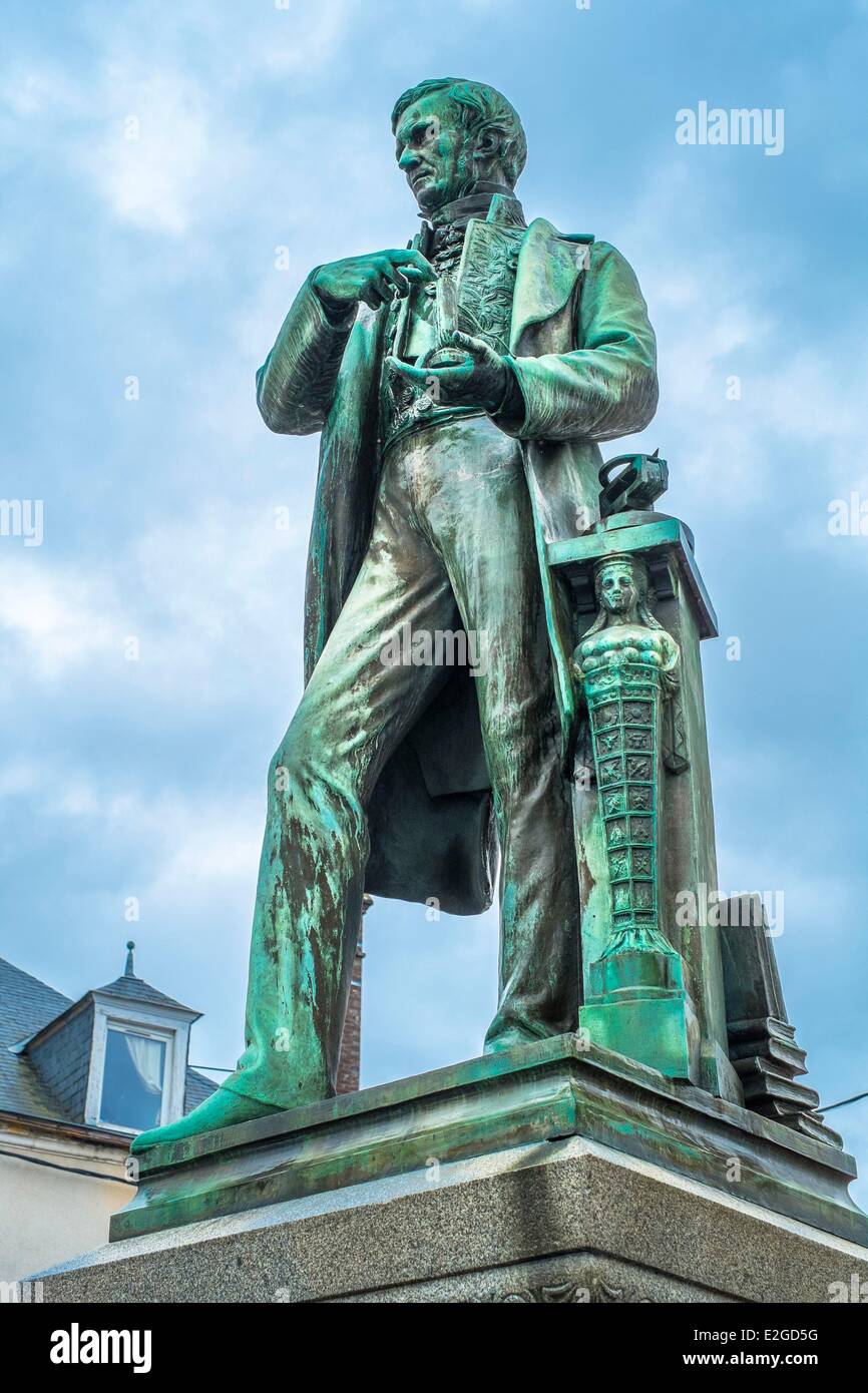 Frankreich Loiret Chatillon Coligny Statue von Antoine César Becquerel Französisch Physiciean geboren in Chatillon Coligny (1788 1878) Stockfoto