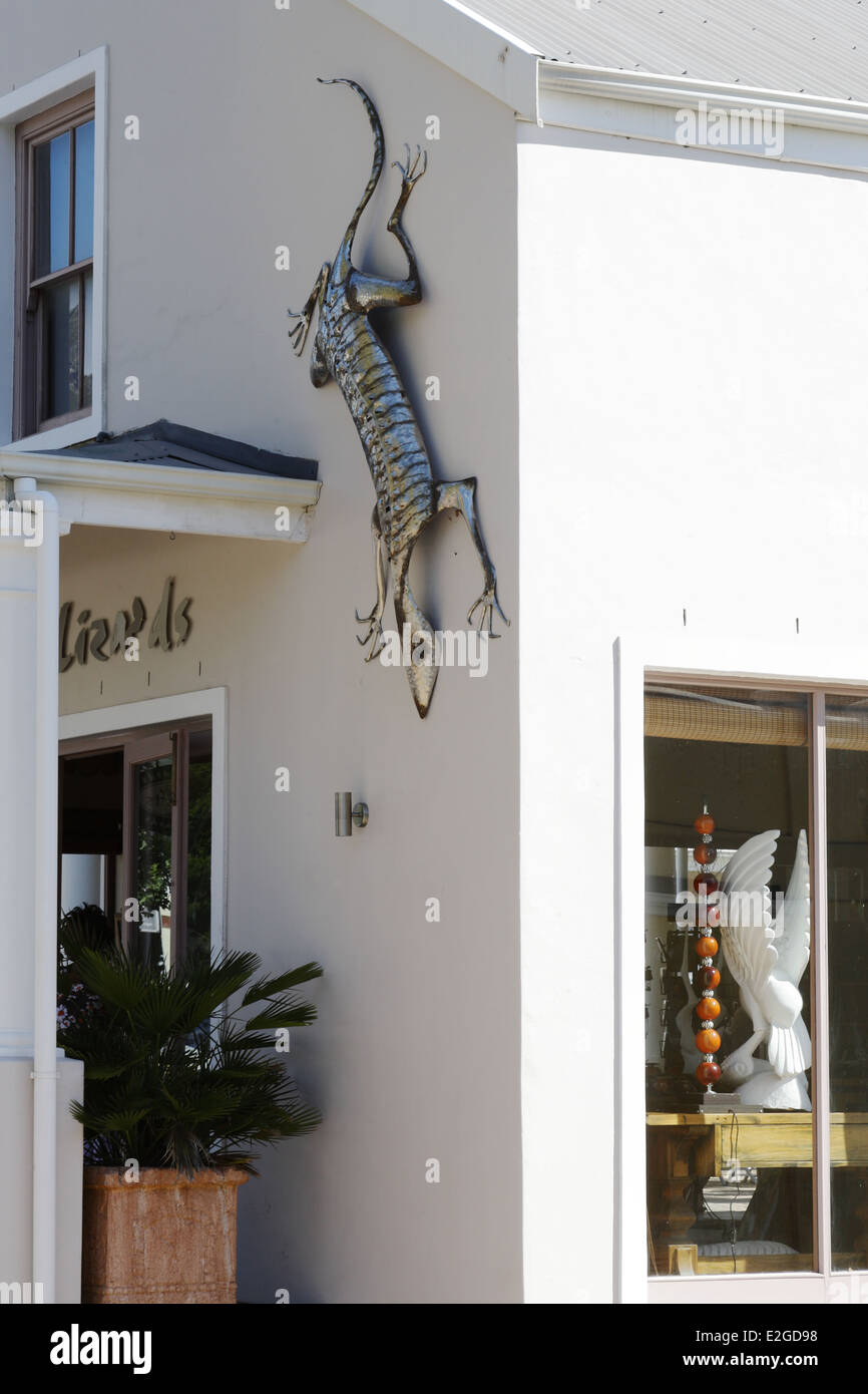 Ausschnitt aus der Wand eines Hauptstraße Shop in Franschhoek, zeigt eine Skulptur Metall Eidechse Stockfoto