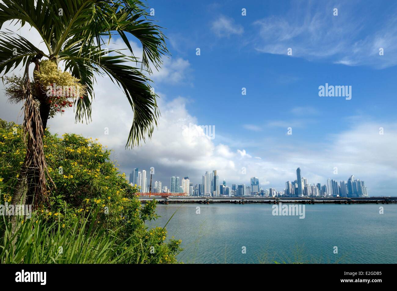 Panama-Panama-Stadt am Wasser und Wolkenkratzern gesehen Casco Antiguo (Viejo) Quartal Doppelpunkt Punkt und Trump tower im Hintergrund rechts Stockfoto