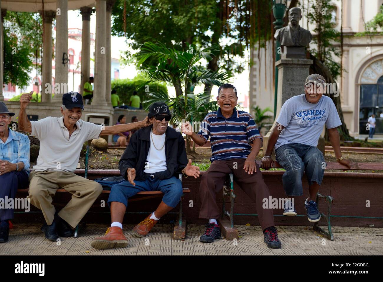 Panama Panama-Stadt Santa Ana Nachbarschaft Gruppe von Männern reden und Lachen im Park Santa Ana Stockfoto