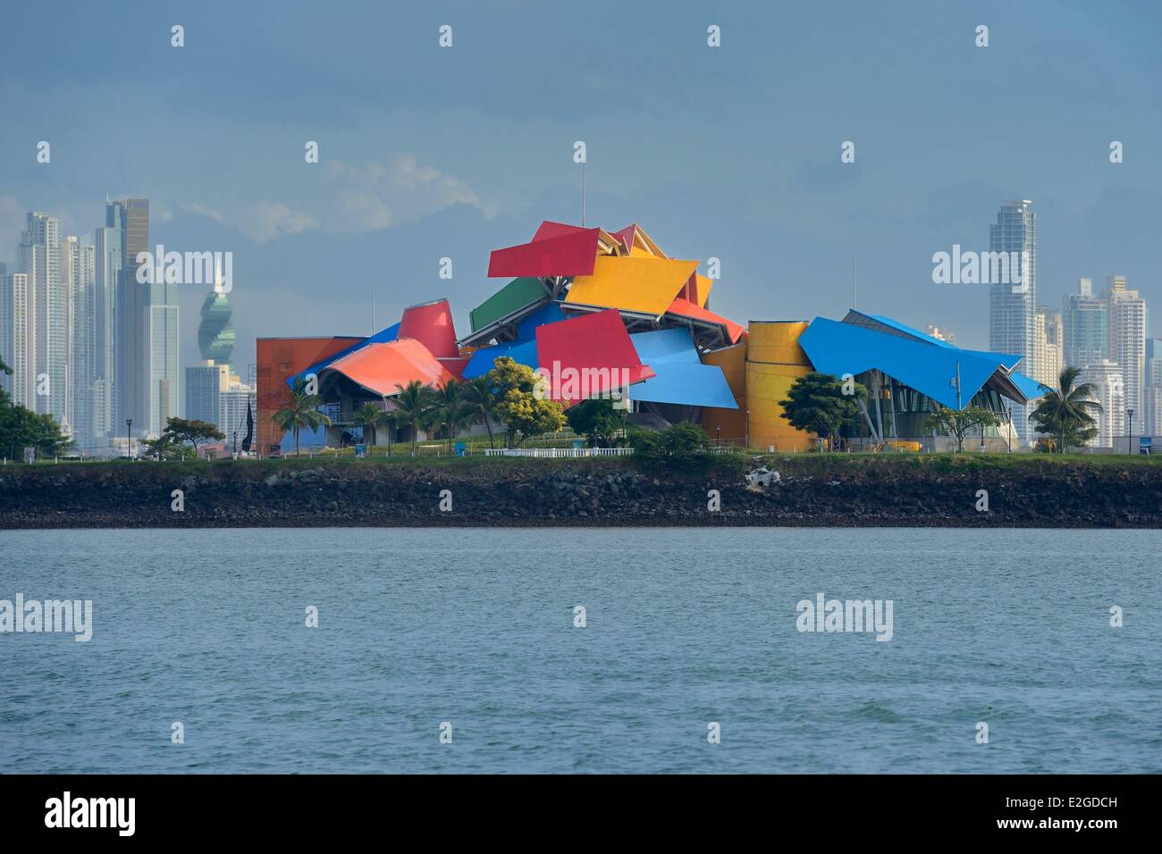 Panama Panama City Biodiversität Museum namens Panama Brücke des Lebens vom Architekten Frank Gehry, Waterfront und Hochhäuser im Hintergrund Stockfoto