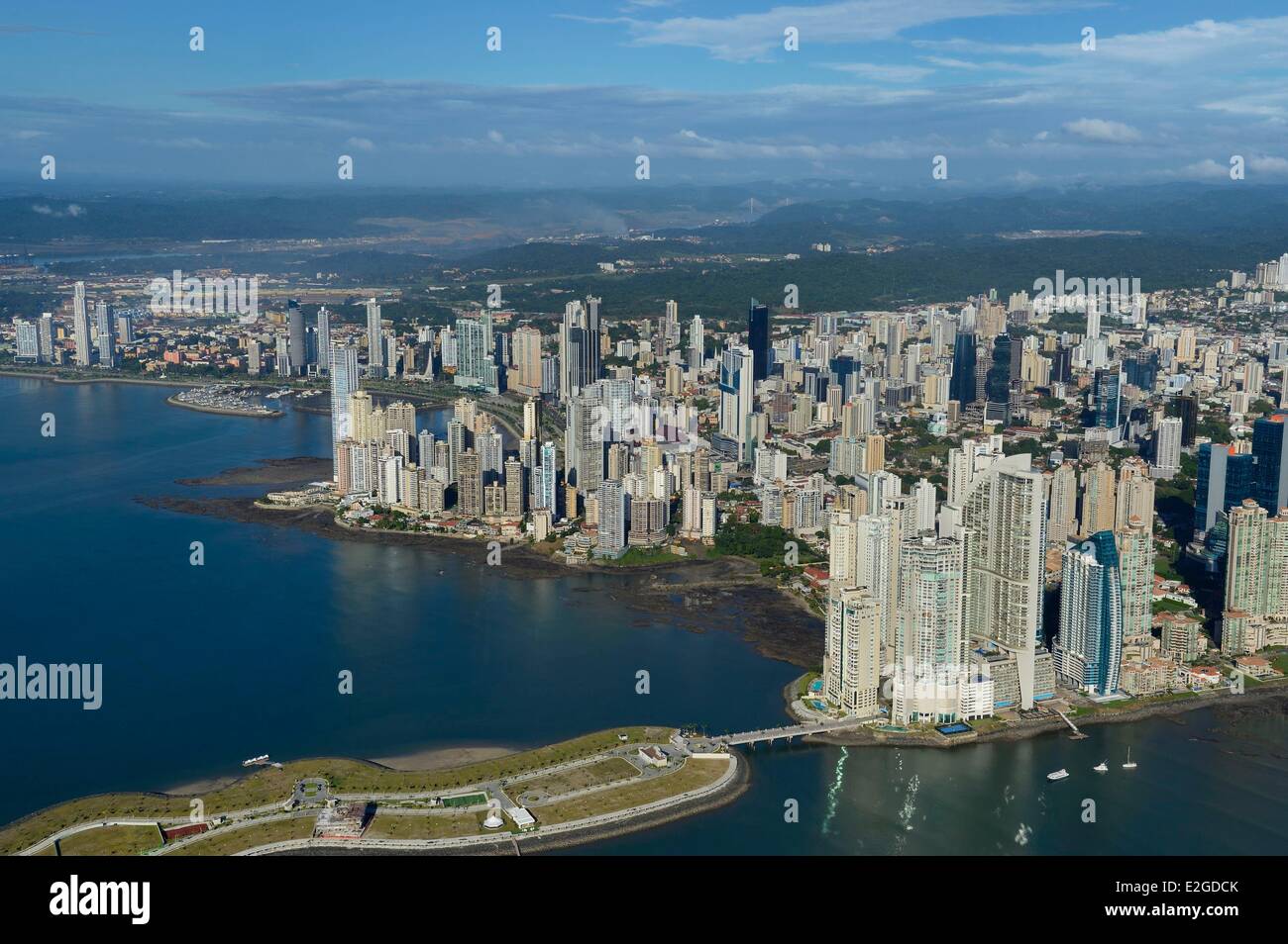 Panama-Panama-Stadt am Wasser und Wolkenkratzern Doppelpunkt Punkt und Trump tower rechts Panamakanal im Hintergrund (Luftbild) Stockfoto