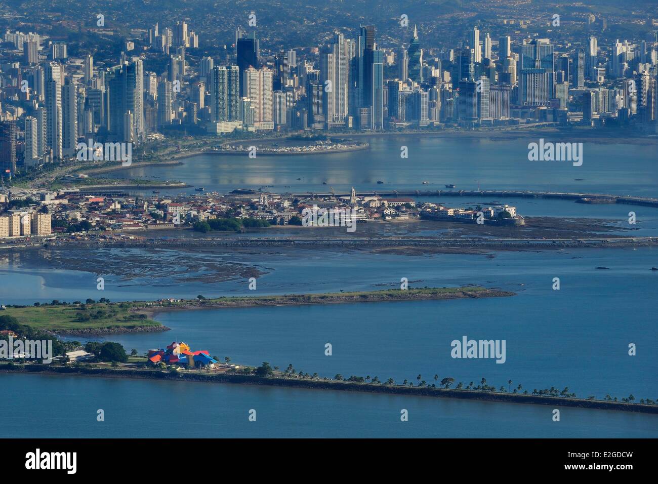 Panama-Panama-Stadt Wolkenkratzer der Waterfront, die Biodiversität Museum Panama Bridge of Life von namens Architekt Frank Gehry und alte Stadt von Casco Antiguo (Viejo) im Vordergrund (Luftbild) Stockfoto