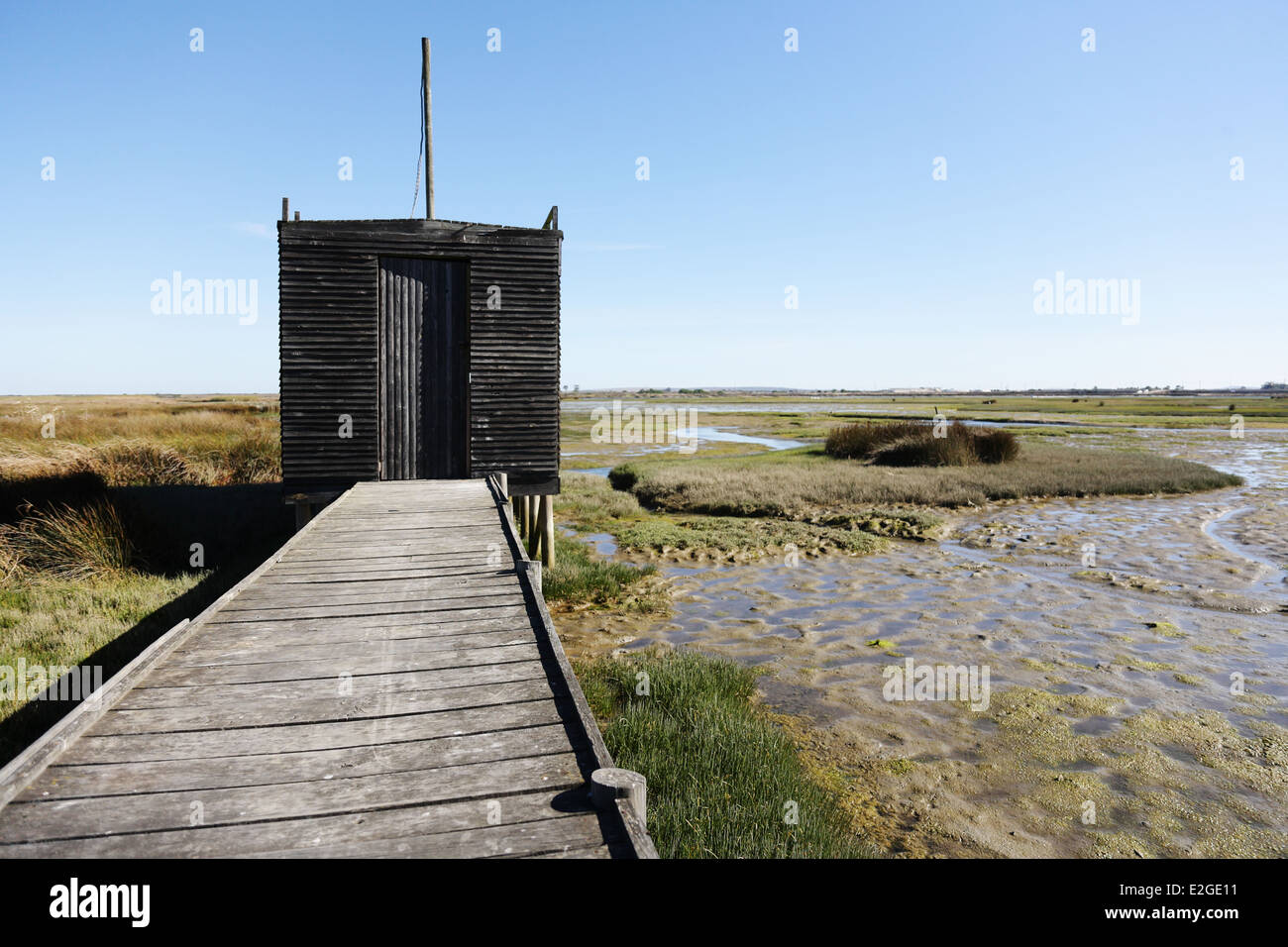 Holzsteg führt zu einer Vogelbeobachtung-Hütte auf dem Berg Flussmündung in Velddrif Stockfoto