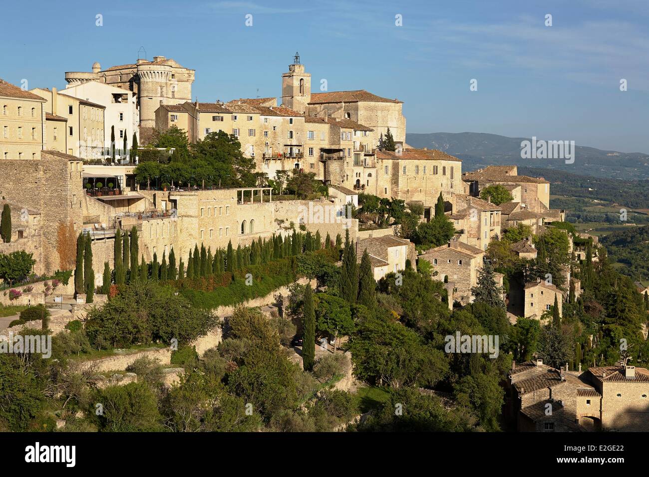 Frankreich Vaucluse regionalen Park der Luberon Gordes beschriftet schönsten Dörfer von Frankreich hochgelegene Dorf dominiert seine Renaissance-Schloss und Kirche St. Firmin Stockfoto