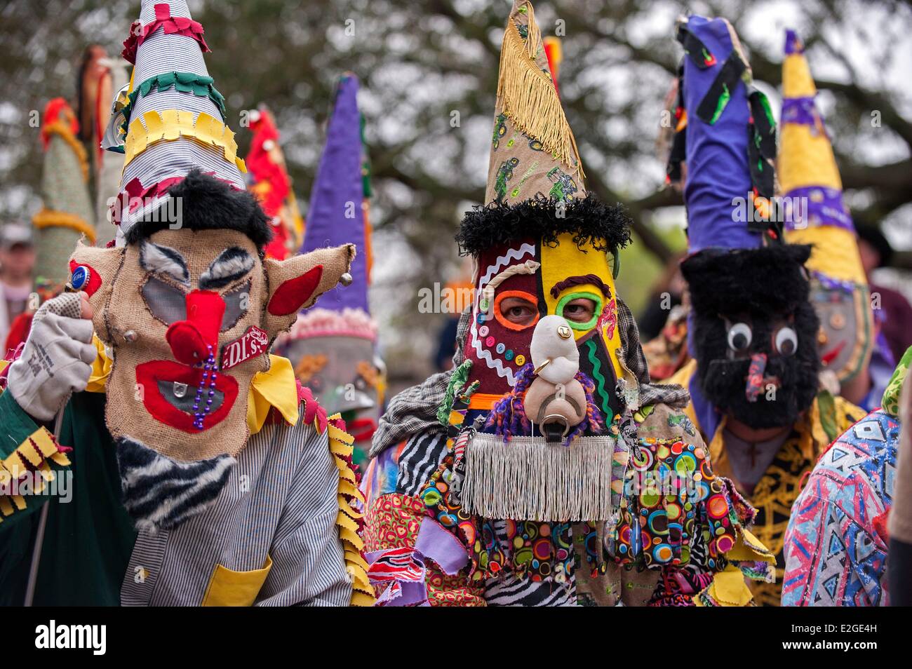 USA Louisiana Iota Courir de-Karneval ist ein Cajun Tradition welche jedes Jahr während Karneval in dieser französischen Sprachraum bunt kostümiert findet und Kapuzenmänner gehen von Haus zu Haus zu Fuß oder zu Pferd betteln um Geld oder Leben Geflügel th Stockfoto