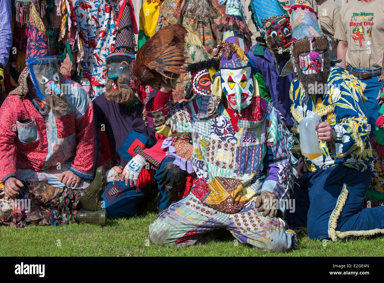 USA Louisiana Iota Courir de-Karneval ist ein Cajun Tradition welche jedes Jahr während Karneval in dieser französischen Sprachraum bunt kostümiert findet und Kapuzenmänner gehen von Haus zu Haus zu Fuß oder zu Pferd betteln um Geld oder Leben Geflügel th Stockfoto