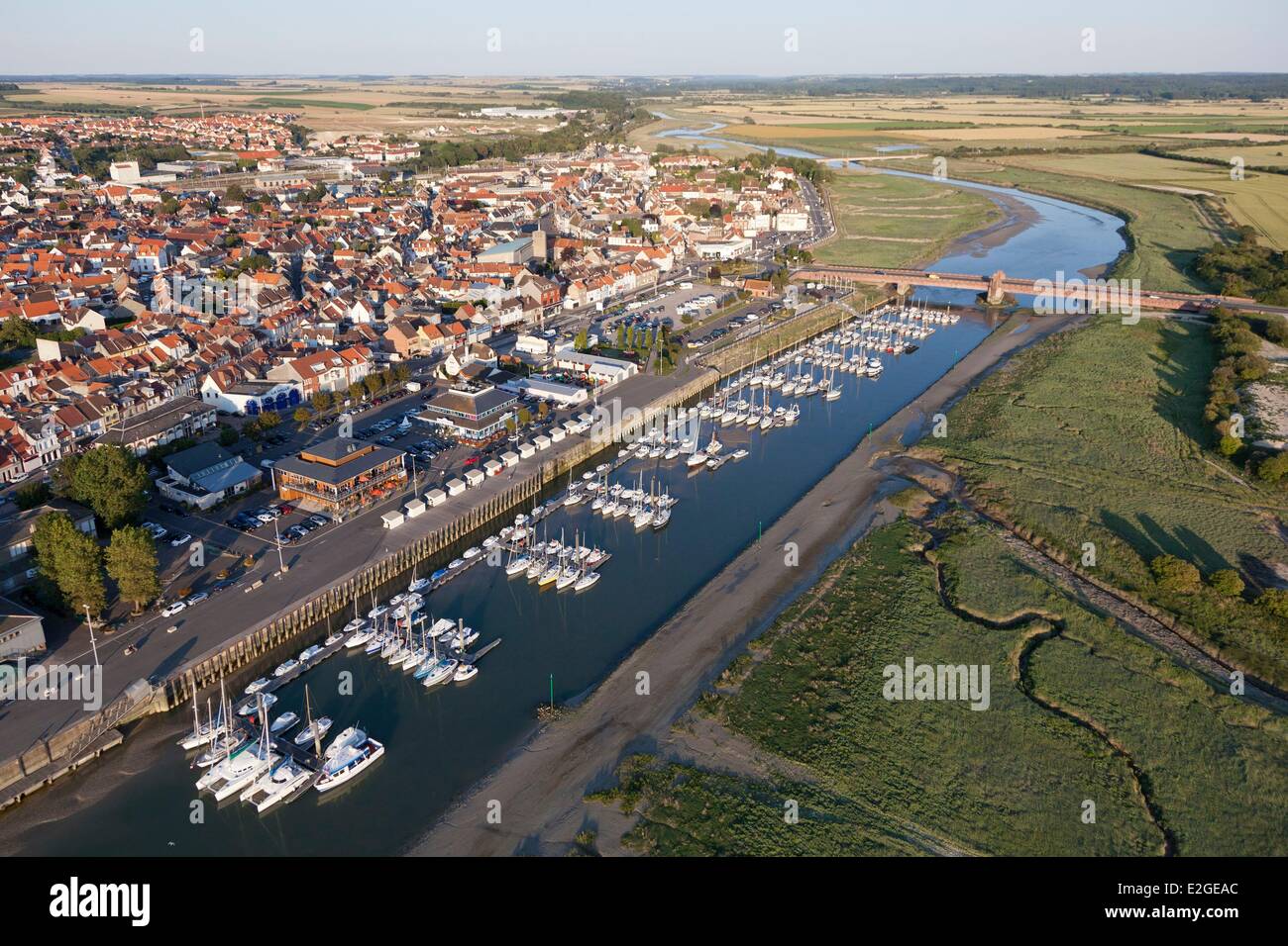 Frankreich-Pas de Calais Etaples Canche Fluss und Dorf (Luftbild) Stockfoto