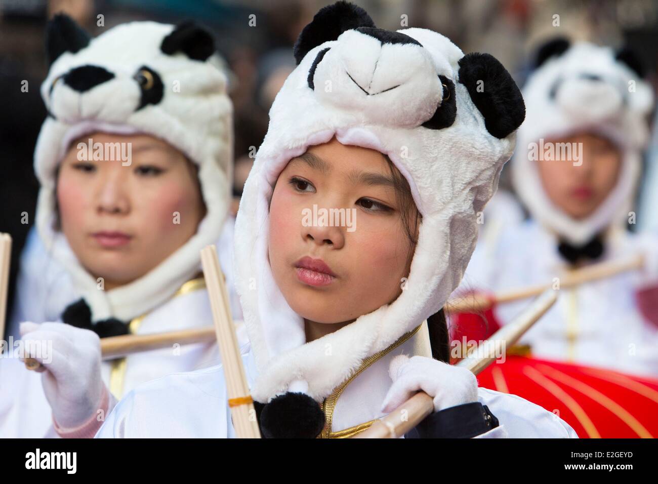 Frankreich Paris Teenie Mädchen gekleidet als Pandas mit chinesischen Laternen an Chinesische Neujahrsparade Stockfoto