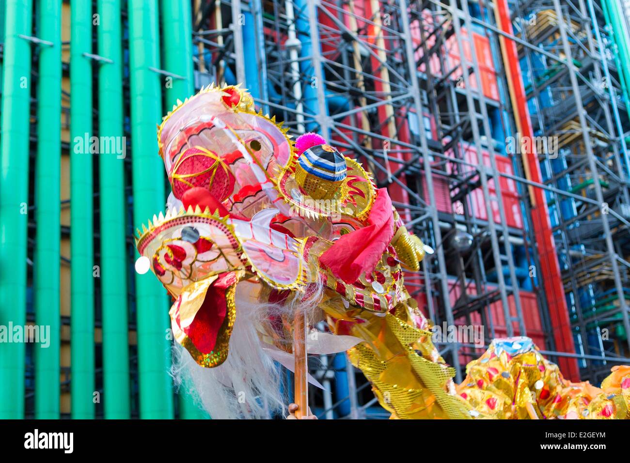 Frankreich Paris Dragoner des chinesischen Neujahrs Parade und Beauboug Zentrum im Hintergrund Stockfoto