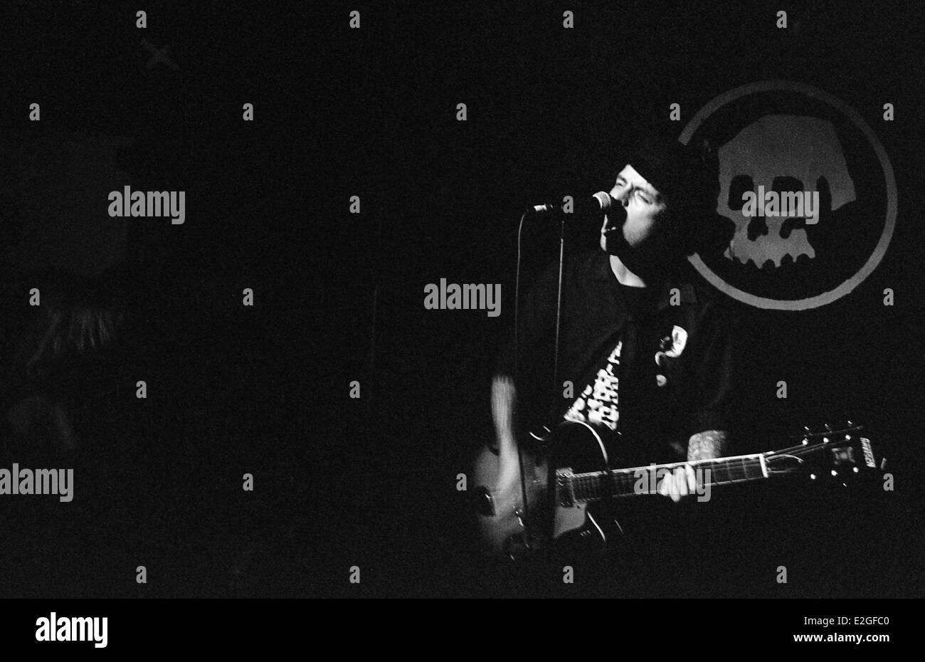 19. Juni 2014 - spielt Green Day Billie eine Show mit seinem Sohn Joey Armstrong und Jason White, ein Touring-Mitglied von Green Day. Geht durch den Namen Two and a Half Men, die Band spielte eine unangekündigte Show in Oakland, Kalifornien-Plattenladen 1-2-3-4 gehen! Sie spielten eine Reihe von Green Day Songs sowie Songs von Pinhead Gunpowder, ein weiterer Band Billie und Jason White spielen zusammen Zoll © Mark Murrmann/ZUMAPRESS.com/Alamy Live News Stockfoto