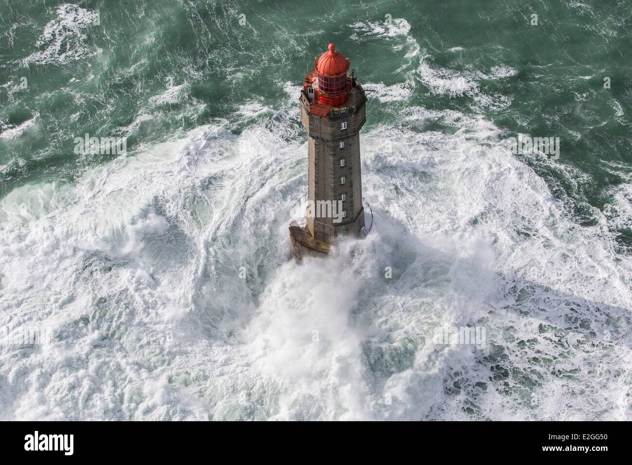 Frankreich Finistere Ile d'Ouessant 8. Februar 2014 Großbritannien Leuchtturm bei stürmischem Wetter während Sturm Ruth Jument Leuchtturm Pern Landzunge (Luftbild) Stockfoto