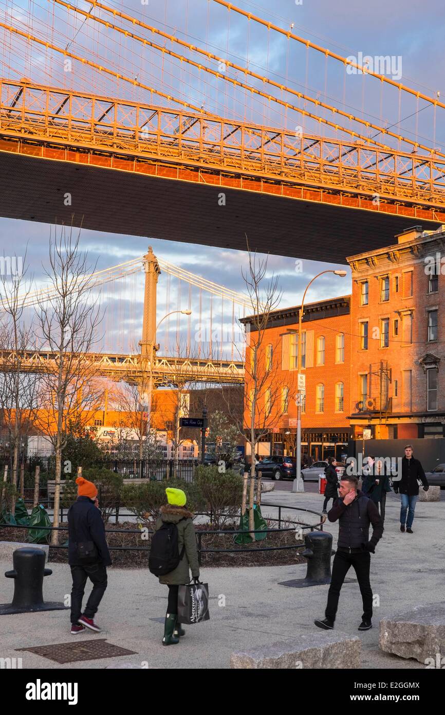 USA New York Brooklyn Dumbo Bezirk Fulton Ferry Landing Brooklyn Bridge und die Manhattan Bridge im Hintergrund Stockfoto