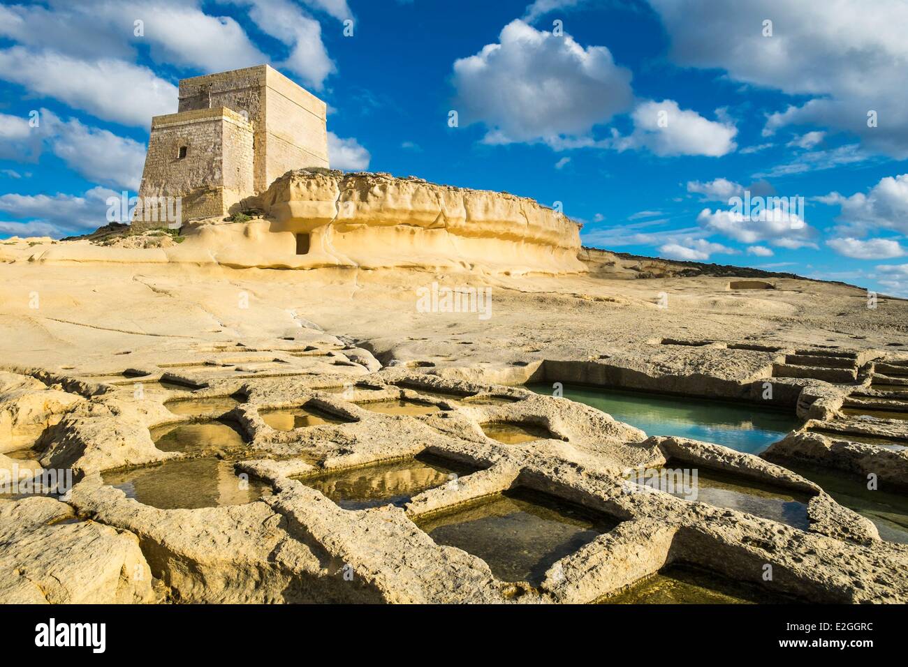 Malta Gozo Insel Xlendi Xlendi Turm erbaut 1650 während der Herrschaft von Großmeister der Ritter von Malta Juan de Lascaris-Castellar Salinen Stockfoto