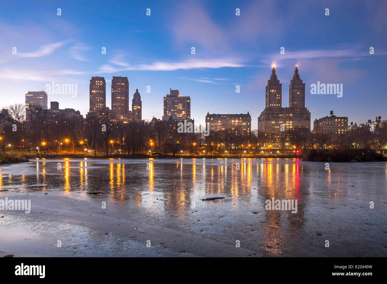 USA New York Manhattan Central Park im Winter San Remo Apartments Stockfoto