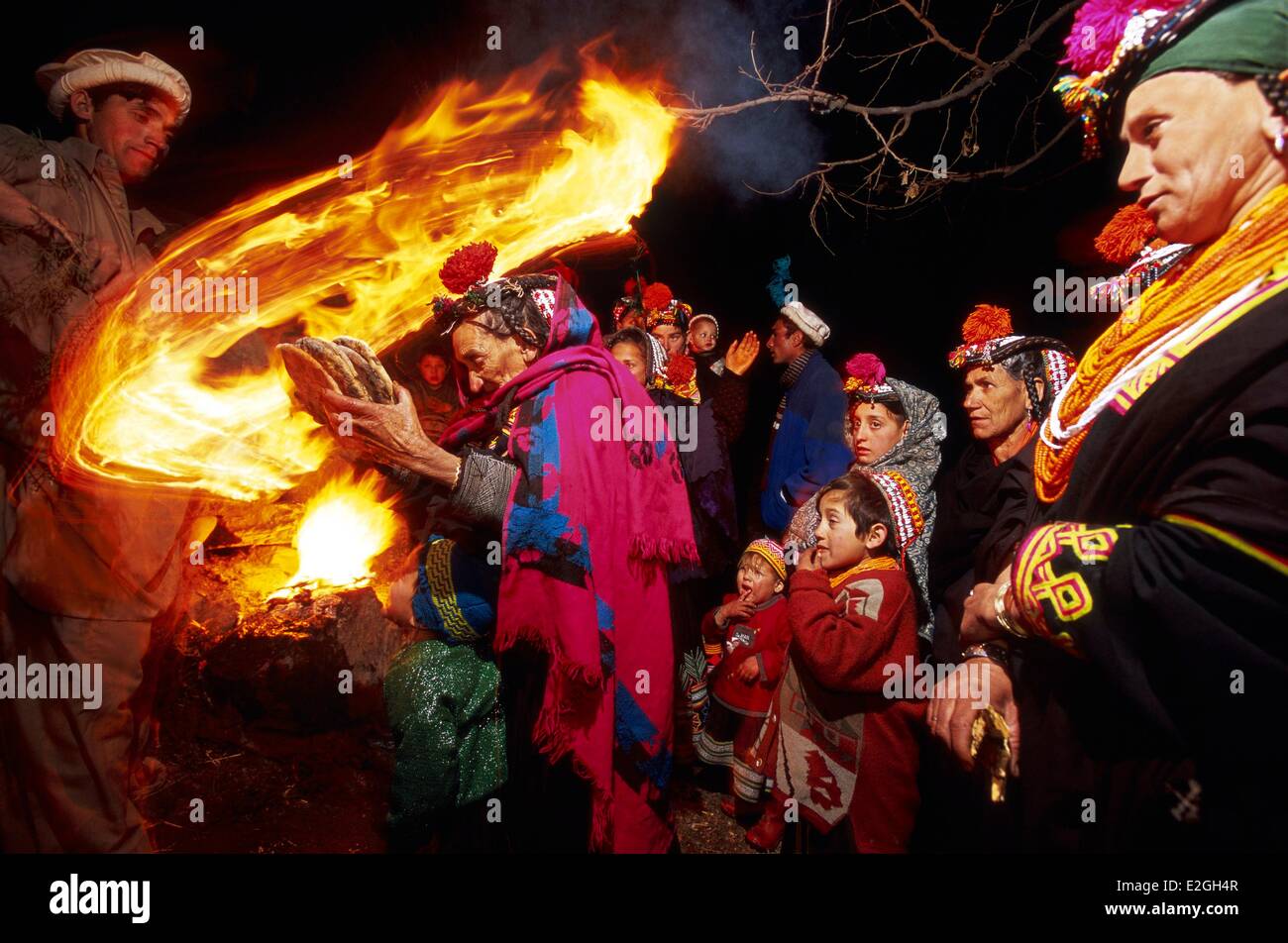 Pakistan Khyber Pakhtunkhwa Kalash Täler Bumburet Tal Kalash Frau Erneuerung ihrer Überzeugungen und Zugehörigkeitsgefühl zu Guilde und Traditionen von reinen Brot Ritual Shishao während der Feierlichkeiten des Chaumos fest zur Wintersonnenwende Stockfoto
