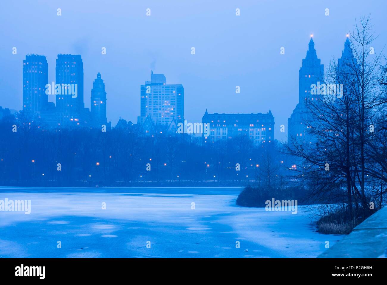 USA New York Manhattan Central Park im Winter San Remo Apartments Stockfoto