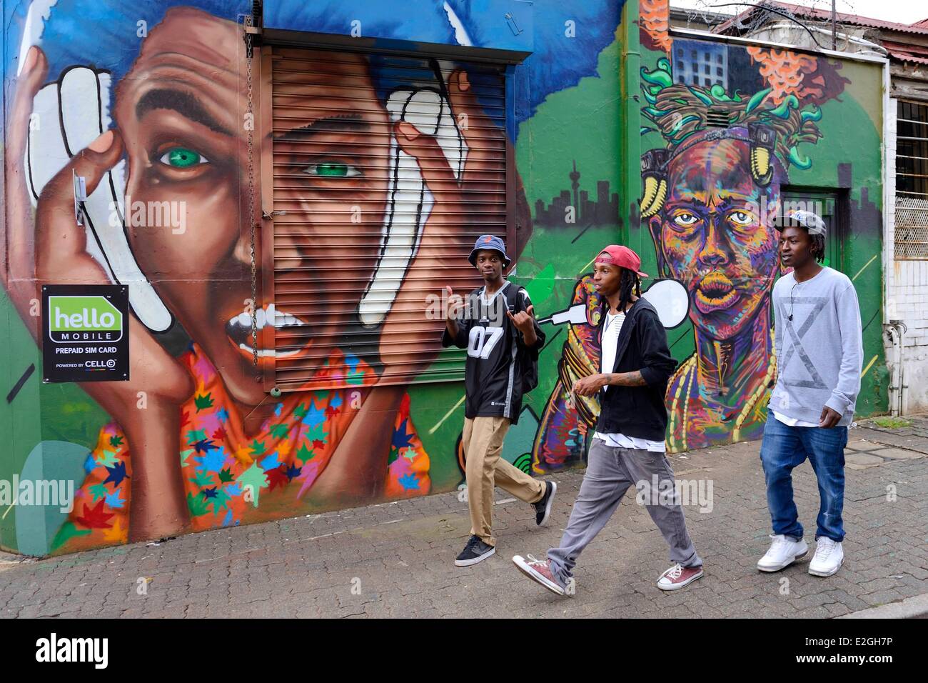 South Africa Gauteng Provinz Johannesburg Braamfontein Bezirk Gruppe von Jugendlichen vor einem Wandgemälde in De Korte Straße Stockfoto