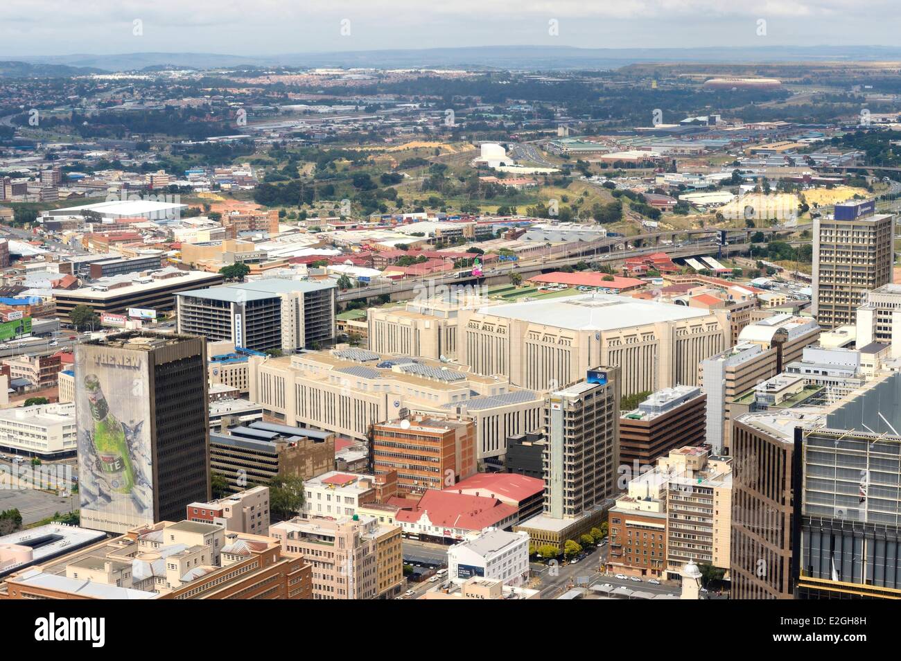 Provinz Gauteng Südafrika Johannesburg CBD (Central Business District) Innenstadt anzeigen Carlton Center Tower Standard Bank Hauptsitz und Soccer City-Stadion in Soweto im Hintergrund Stockfoto