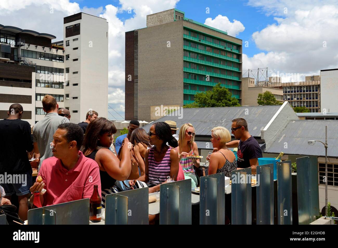 South Africa Gauteng Provinz Johannesburg Braamfontein District Neighbourgoods Market an Samstagen ist so viel eine Quelle für Bauernhof frische Lebensmittel und Spezialitäten, wie es ein Treffpunkt ist für die Gemeinschaft tauschen Ideen genießen und Geschichten und lassen Sie sich inspirieren von Energie t Stockfoto