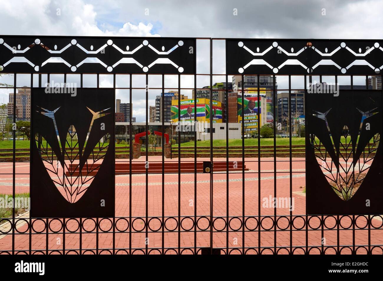 South Africa Gauteng Provinz Johannesburg neue Park und Wahl Plakate entlang Nelson Mandela Brücke Bezirk Braamfontein im Hintergrund Stockfoto