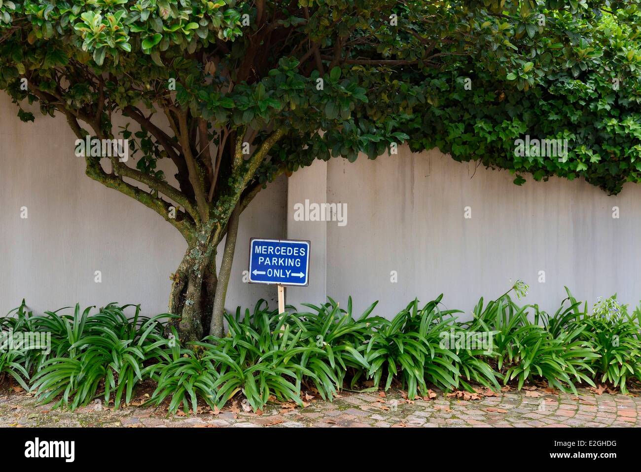 Provinz Gauteng Südafrika Johannesburg Galerie Momo in Parktown North Parkplatz Zeichen in einer Anspielung auf die Zeit der Apartheid Stockfoto