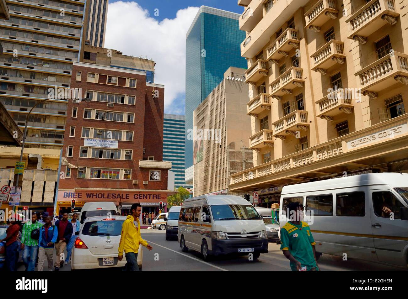 Provinz Gauteng Südafrika Johannesburg CBD (Central Business District) gehen viele Taxis (Kleinbus) Klein Straße entlang Stockfoto