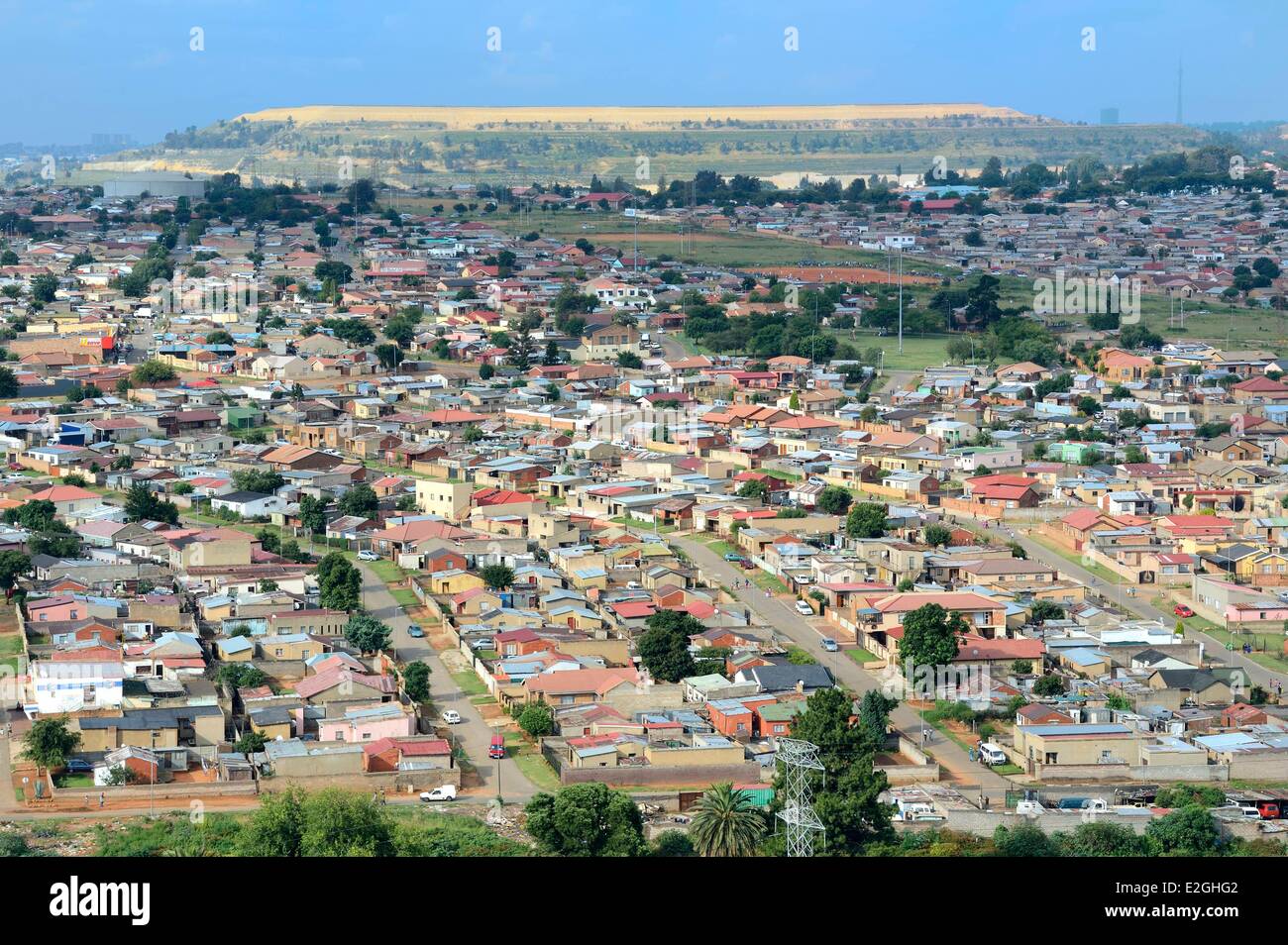 Provinz Gauteng Südafrika Johannesburg-Soweto-Orlando-Bereich im Township und Schlacke Haufen der Goldminen im Hintergrund Stockfoto