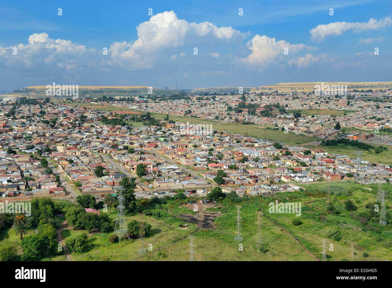 Provinz Gauteng Südafrika Johannesburg-Soweto-Orlando-Bereich im Township und Schlacke Haufen der Goldminen im Hintergrund Stockfoto