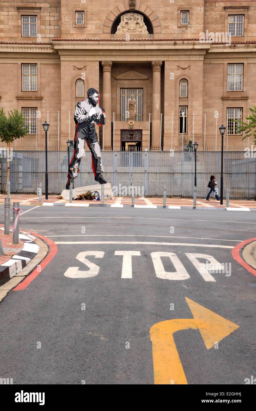 South Africa Gauteng Provinz Johannesburg CBD (Central Business District) FerreirasdoRM-E in Westgate Precinct Schatten Boxen Skulptur Darstellung der frühere Präsident Nelson Mandela seine Boxen Fähigkeiten in seinen jüngeren Tagen gegenüber Bundeskanzler auszustellen Stockfoto